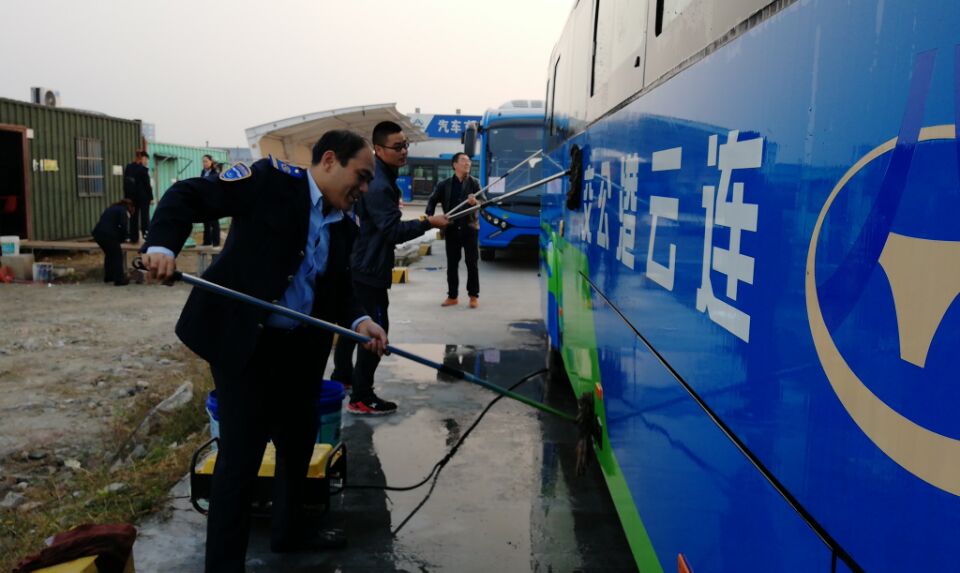 公交海州公司組織人員清洗2017年徐圩馬拉松賽事輸送車輛